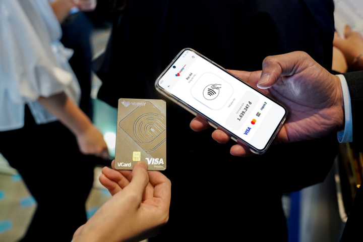 Với công nghệ NFC được tích hợp trên VNPAY SoftPOS, người bán có thể tận dụng điện thoại làm thiết bị thanh toán