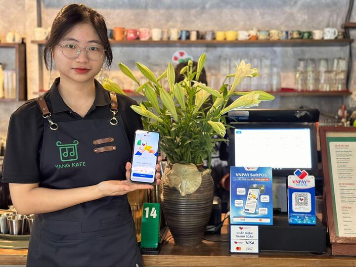 Các cửa hàng có thể dễ dàng đăng ký VNPAY SoftPOS - hình thức thanh toán bằng cách chạm điện thoại thông qua VNPAY Merchant