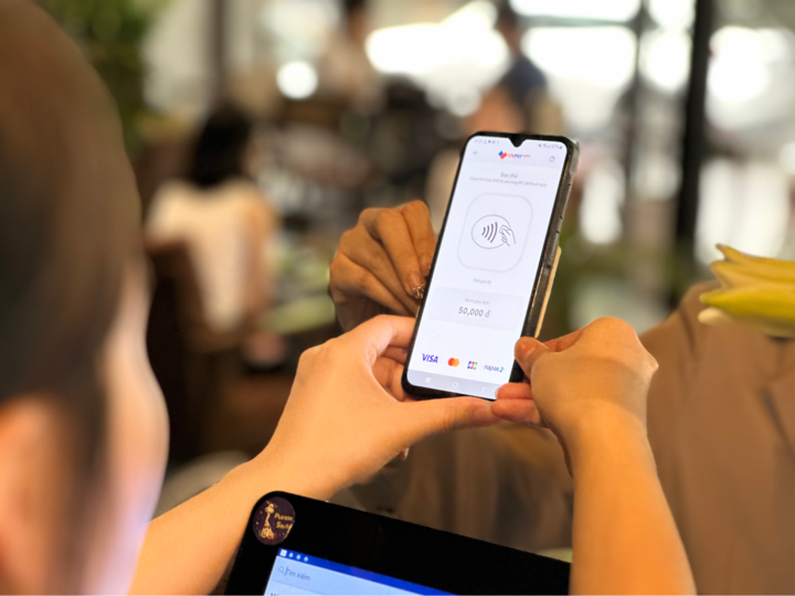 VNPAY SoftPOS sử dụng công nghệ NFC trên điện thoại Android để giúp chủ doanh nghiệp thực hiện thanh toán một cách nhanh chóng và tiện lợi.