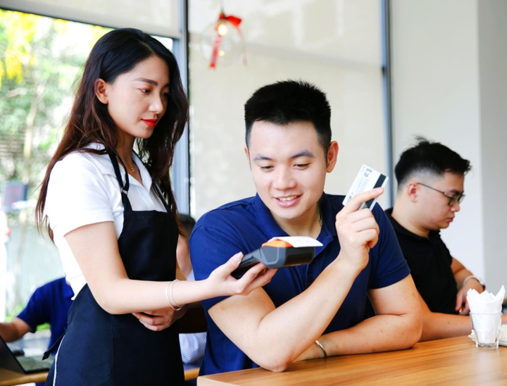 Thanh toán không chạm là quy trình thanh toán điện tử tiện lợi ngay trong tầm tay với thẻ contactless