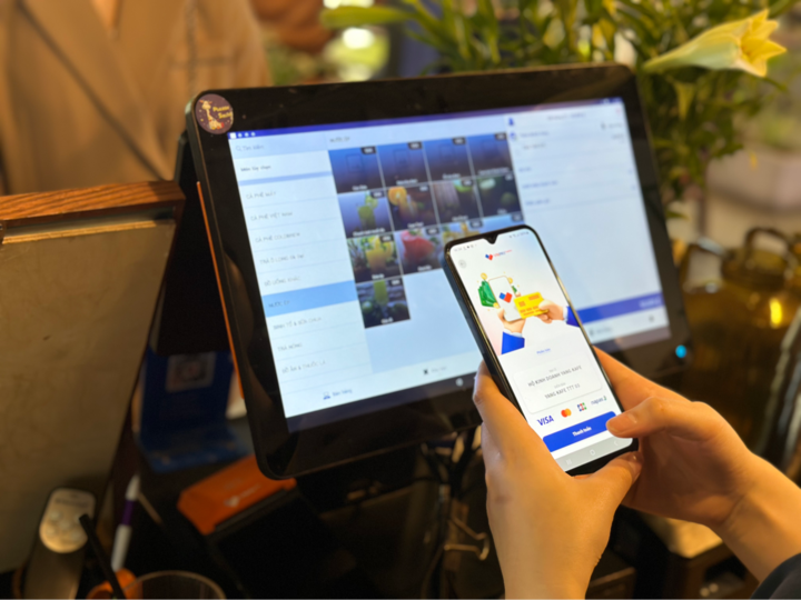 VNPAY SoftPOS là một giải pháp thanh toán không tiếp xúc tiên tiến, cho phép các doanh nghiệp biến điện thoại Android trở thành máy POS di động.